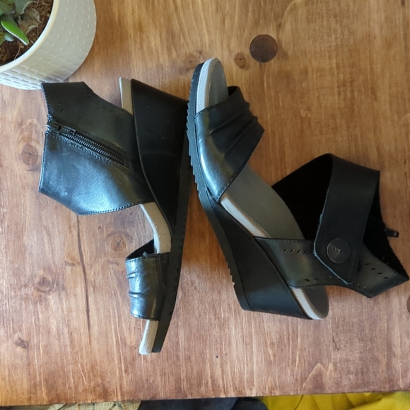EARTH Black leather wedge heel sandals. - Picture 3 of 7